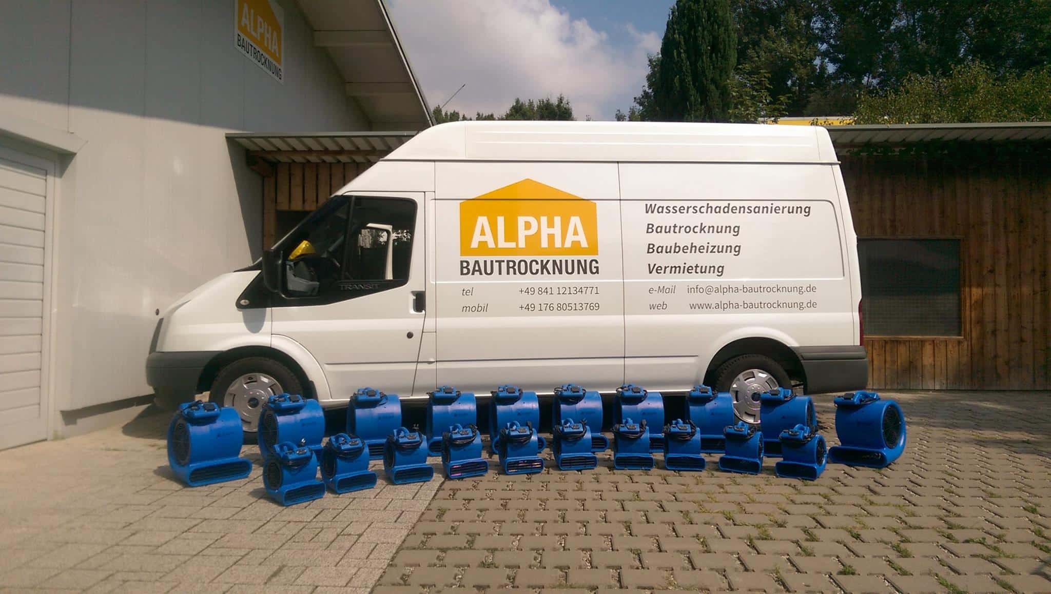 Transporter von ALPHA Bautrocknung mit Geräten